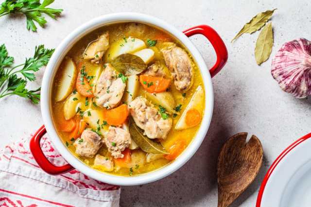 لماذا يوصي الخبراء بتناول حساء الدجاج عند التعرض لنزلات البرد؟