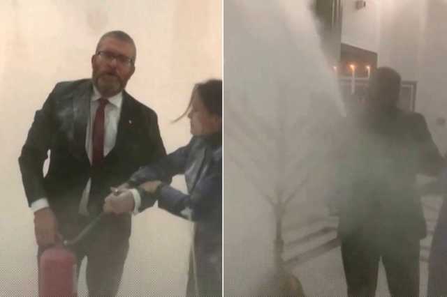 نائب بولندي يطفئ شموع الأنوار اليهودية في البرلمان بمطفأة حريق
