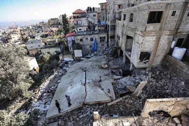 الاحتلال يواصل اقتحاماته بالضفة ويعتقل 16 فلسطينيا