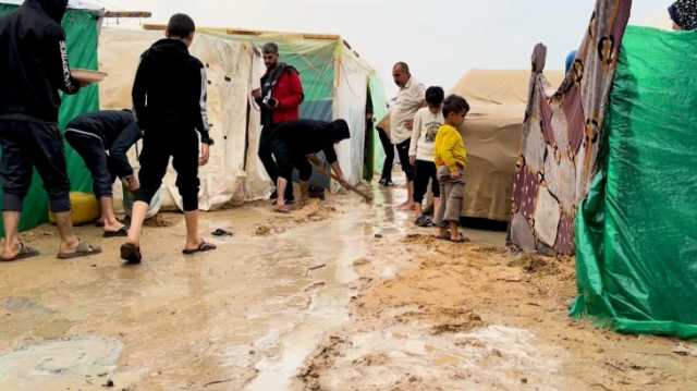 غزارة الأمطار بغزة تفاقم معاناة النازحين وتزيد المخاوف من تفشي الأمراض