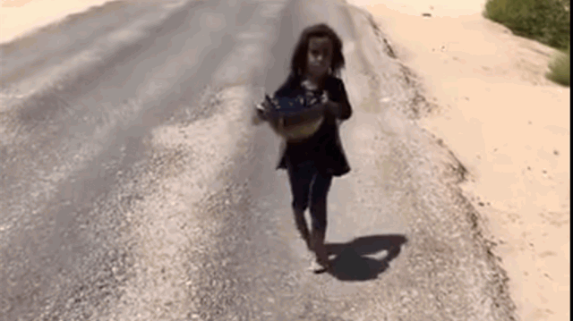 طفلة عراقية فقيرة تدهش العالم بكرمها خلال زيارة الاربعين.. عراقيون: تعجز الكلمات عن الوصف (فيديو)