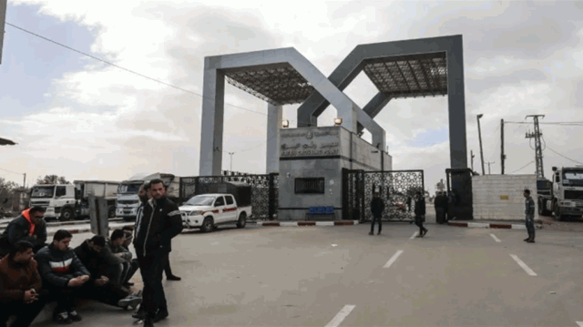 بدء دخول شاحنات المساعدات من معبر رفح إلى قطاع غزة