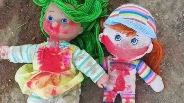 رسائل تهديد.. إسرائيليون يرمون دمى ملوثة بالدم بمدارس الفلسطينيين