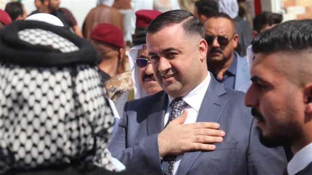 موجة انتقاد بحق نائب ظهر في مقطع فيديو وهو يوزع الأموال على المواطنين