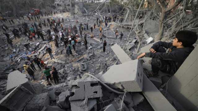 العلم الفلسطيني يرفرف وسط الخراب.. فيديو يوثق حجم الدمار في غزة