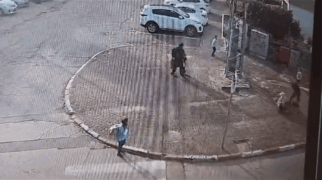 فيديو قد لا تستطيع مشاهدته.. اسرائيلي يطعن سيدة فلسطينية حامل أمام أطفالها