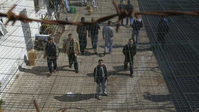 إسرائيل تفرج عن 114 معتقلا عبر معبر كرم أبو سالم