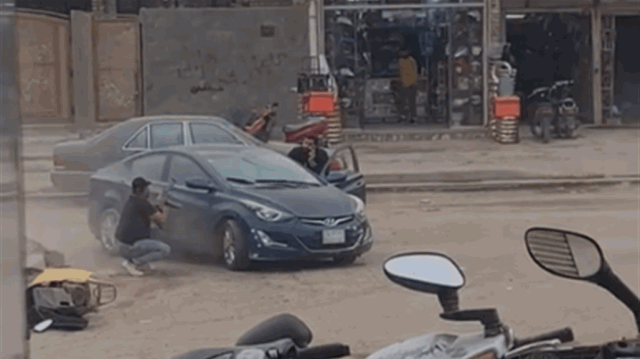 كأنه فيلم أكشن.. مواجهة مسلحة في منطقة شعبية ببغداد تنتهي بمقتل شخص (فيديو)