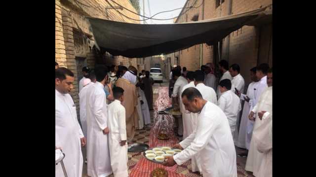 فطور العيد.. موائد طويلة من الرز واللحم في أزقة الزبير تمسكًا بالتراث (صور)