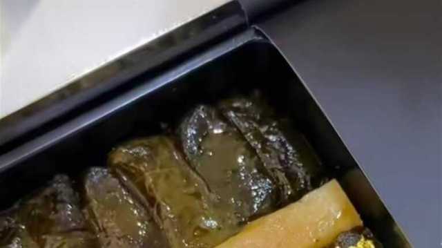 وجبة ورق عنب مطلية بالذهب بأحد مطاعم الكويت! (فيديو)