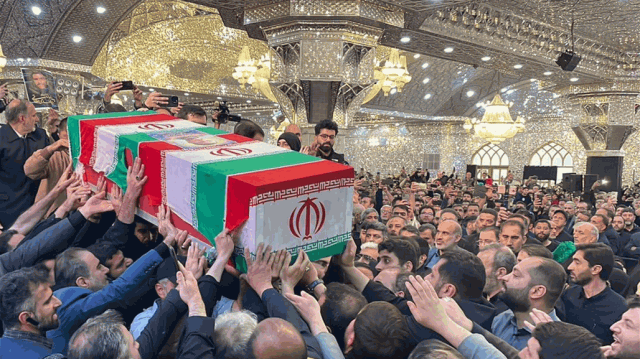 سيكون قبره بمرقد الإمام الرضا (ع).. جثمان رئيسي يصل مشهد (فيديو)