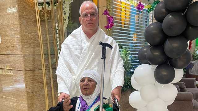 عمرها 104 سنوات.. وصول أكبر حاجة عراقية لمكة المكرمة