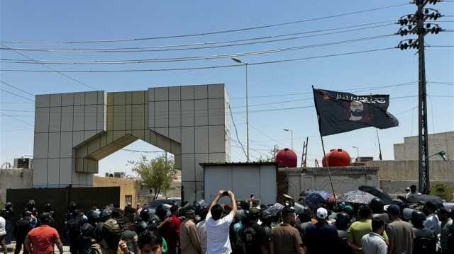 العشرات من ملحق عقود المحاضرين ينظمون وقفة احتجاجية في البصرة