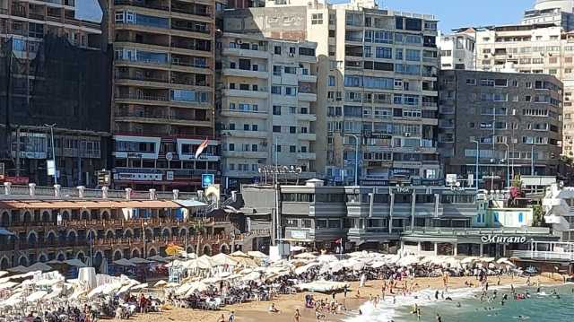 رفع الرايات الحمراء وإخلاء شواطئ الإسكندرية!