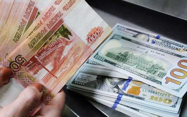 الروبل الروسي في أدنى مستوياته أمام الدولار منذ أكثر من سنة
