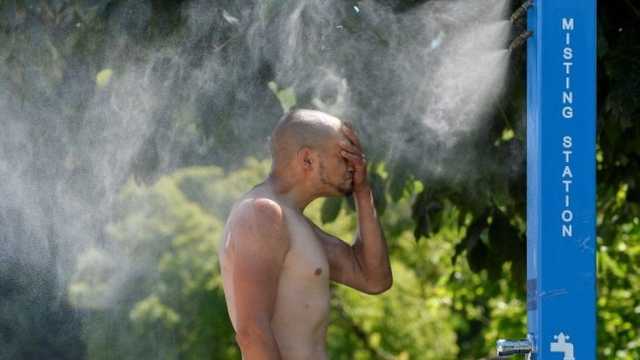 أمريكيون يعيشون حياة مصاصي الدماء بسبب الحرارة القياسية