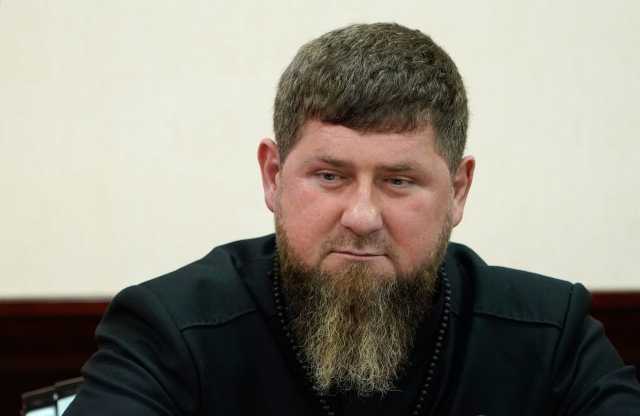ابن رئيس الشيشان ينهال بالضرب على حارق القرآن وقديروف يعلّق