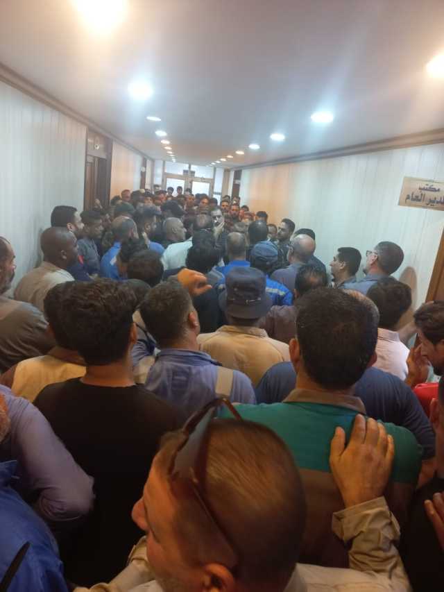 بالفيديو.. تظاهر العشرات من موظفي شركة صناعة الأسمدة الجنوبية بالبصرة