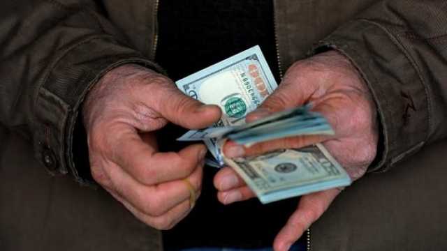 مختص: البنك المركزي اتخذ قرارًا إضافيًا سيفاقم سعر الصرف في السوق - عاجل