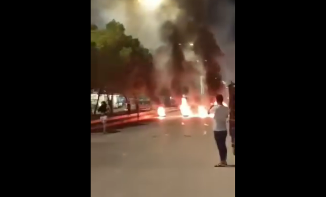 ليلة ساخنة في بابل.. مصادمات بين محتجين وقوات امنية اثناء غلق مقر حزبي