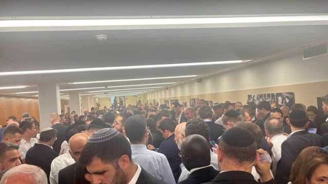 بالفيديو.. هروب أعضاء الكنيست ونتنياهو ووزراء حكومته عقب رشقات صاروخية