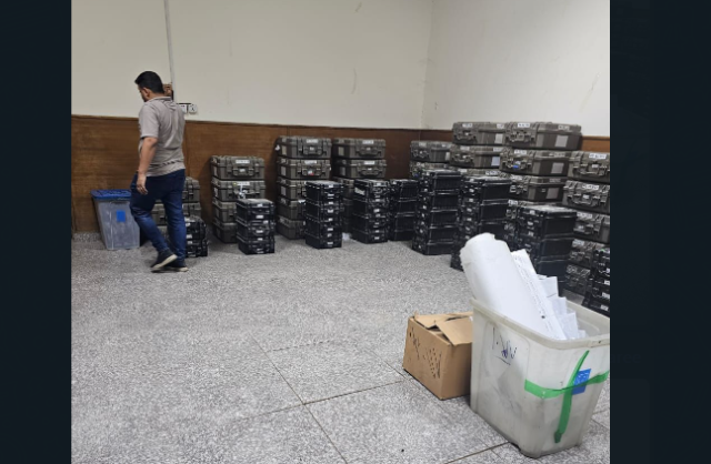 وصول معدات الاقتراع إلى المراكز الانتخابية في بغداد (صور)
