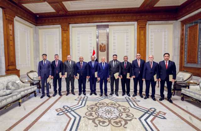 رئيس الجمهورية يسلم عددا من المحافظين الجدد المراسيم الخاصة بتعيينهم (وثائق)