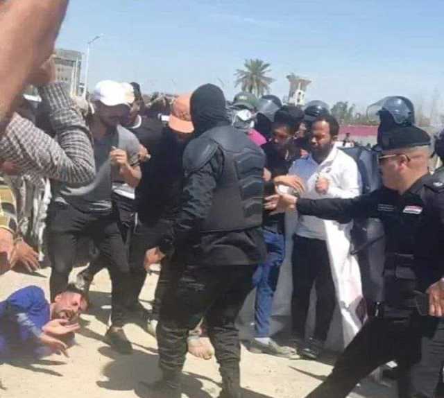 القوات الأمنية تضرب الخريجين المتظاهرين وتصعقهم بالكهرباء في الديوانية (فيديو)