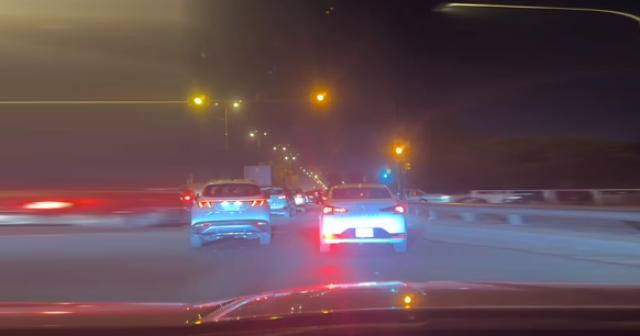 الاشارات المرورية تتحول لنشرات ضوئية في بغداد.. غناء غير منسجم بين الضوء والواقع (فيديو)
