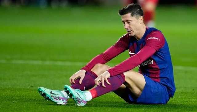 ليفاندوفسكي يحسم موقفه من الرحيل عن برشلونة