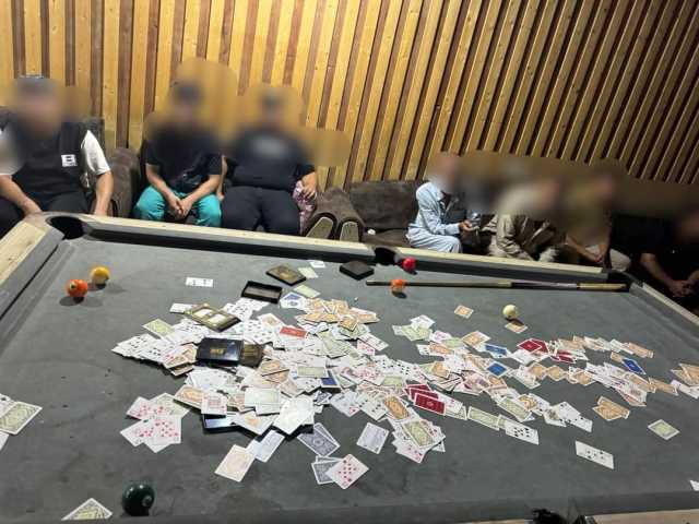 ضبط صالة للقمار و اعتقال 20 متهمًا داخلها في منطقة البلديات