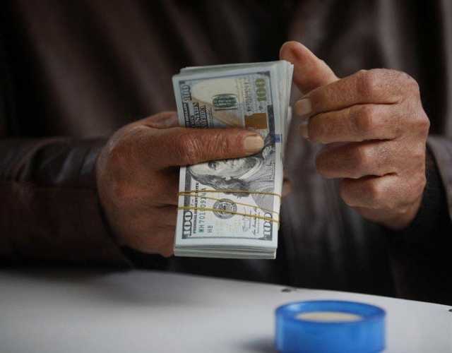 المسافرون واحتياطيات العراق.. تحليل لقرار المركزي في ظل أزمة مالية مقلقة