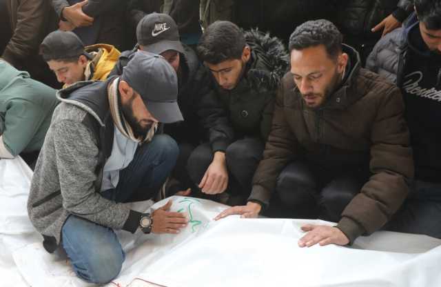إستشهاد 16 فلسطينيا من عائلة واحدة جراء قصف منزلهم بـ غزة