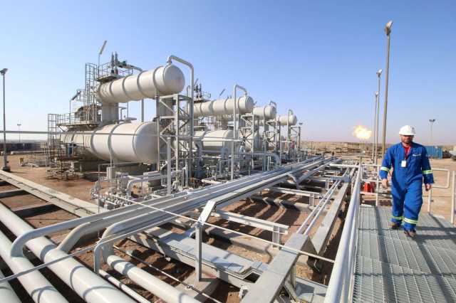 إيران توقّع عقداً لتطوير حقل نفطي مشترك مع العراق