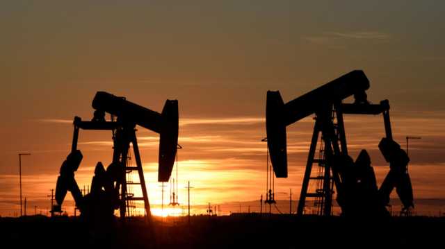 انخفاض أسعار النفط مع زيادة المخزونات الامريكية