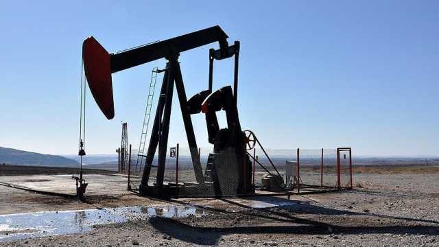 انخفاض أسعار النفط بعد ارتفاع المخزونات الأمريكية