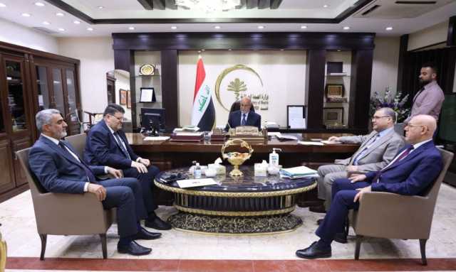 اتفاق حكومي على تفعيل الدفع الإلكتروني في الصيدليات والمذاخر