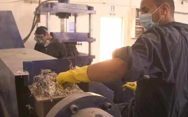 شركة مصرية تحول النفايات البلاستيكية لمواد بناء.. هكذا تجري العملية