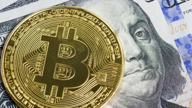 الدولار يتراجع وسط مخاوف مالية و'بيتكوين' تواصل الصعود القياسي