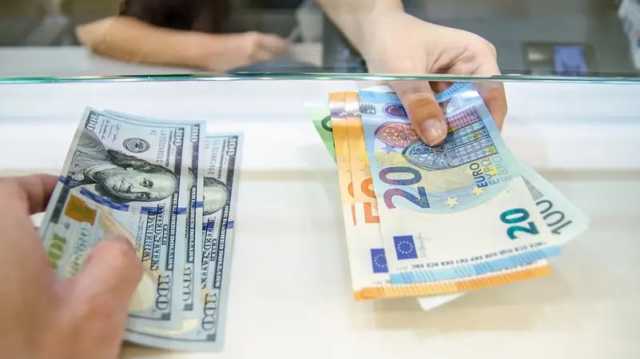 الدولار يتجه لانخفاض أسبوعي وسط مخاوف بشأن المالية العامة الأميركية