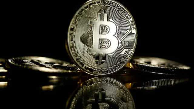 طفرة 'بيتكوين' تشعل سباق الشركات نحو اقتناء العملات المشفرة