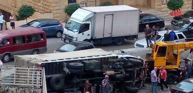 قتيلان في الكحالة بعد إنقلاب شاحنة لحزب الله.. ميقاتي:لعدم الانجرار وراء الانفعالات وانتظار التحقيقات