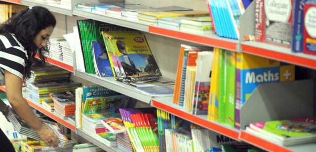أصبحت أيضا بالفريش دولار.. أسعار الكتب والقرطاسية بتحرق!