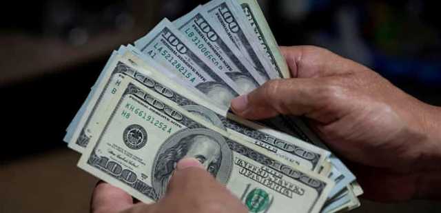 دولارات فريش من هؤلاء في لبنان.. ما علاقة عين الحلوة؟
