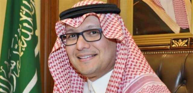 بخاري يُضيء مبنى السفارة السعودية بتقنية الكريستال لايت (صور)