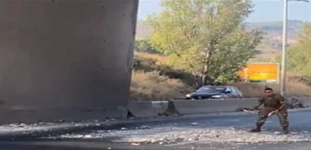 بالفيديو... إنهيار جزء من الجسر الذي يربط مسلكي الاوتوستراد بين الهري وشكا