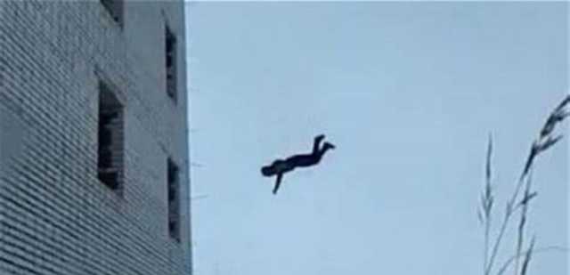 أنزله والده بحبل للوصول إلى شرفة المنزل.. طفل يسقط من على السطح في عبرا (فيديو)