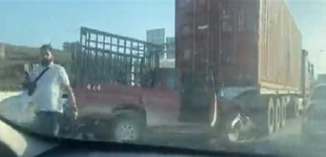 حادث سير كبير بين شاحنتين وسيارتين... شاهدوا الفيديو