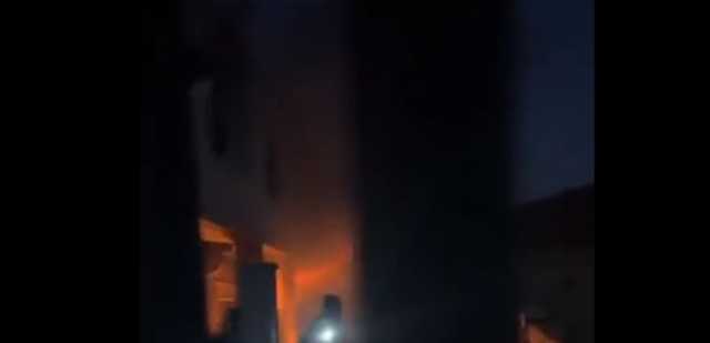 قذيفة إسرائيليّة تُصيب منزلاً في الجنوب... إليكم هذا الفيديو من بلدة الخيام