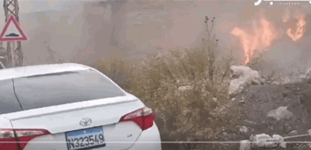 تعرّض مجموعة من الصحافيين في بلدة يارون الحدودية لقصف إسرائيلي (فيديو)